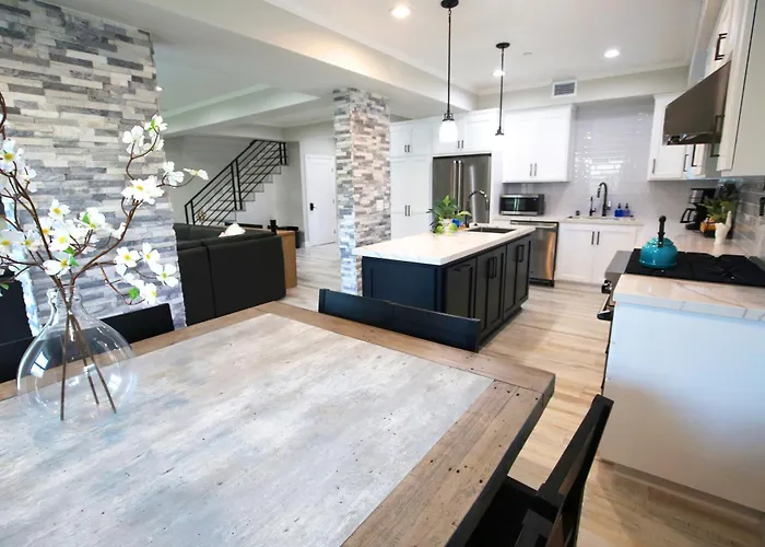 World Cup Retreat! Steps To Sand, Luxury Beach House, Game Room, Firepit, Ensuite Beds, Pets Ok